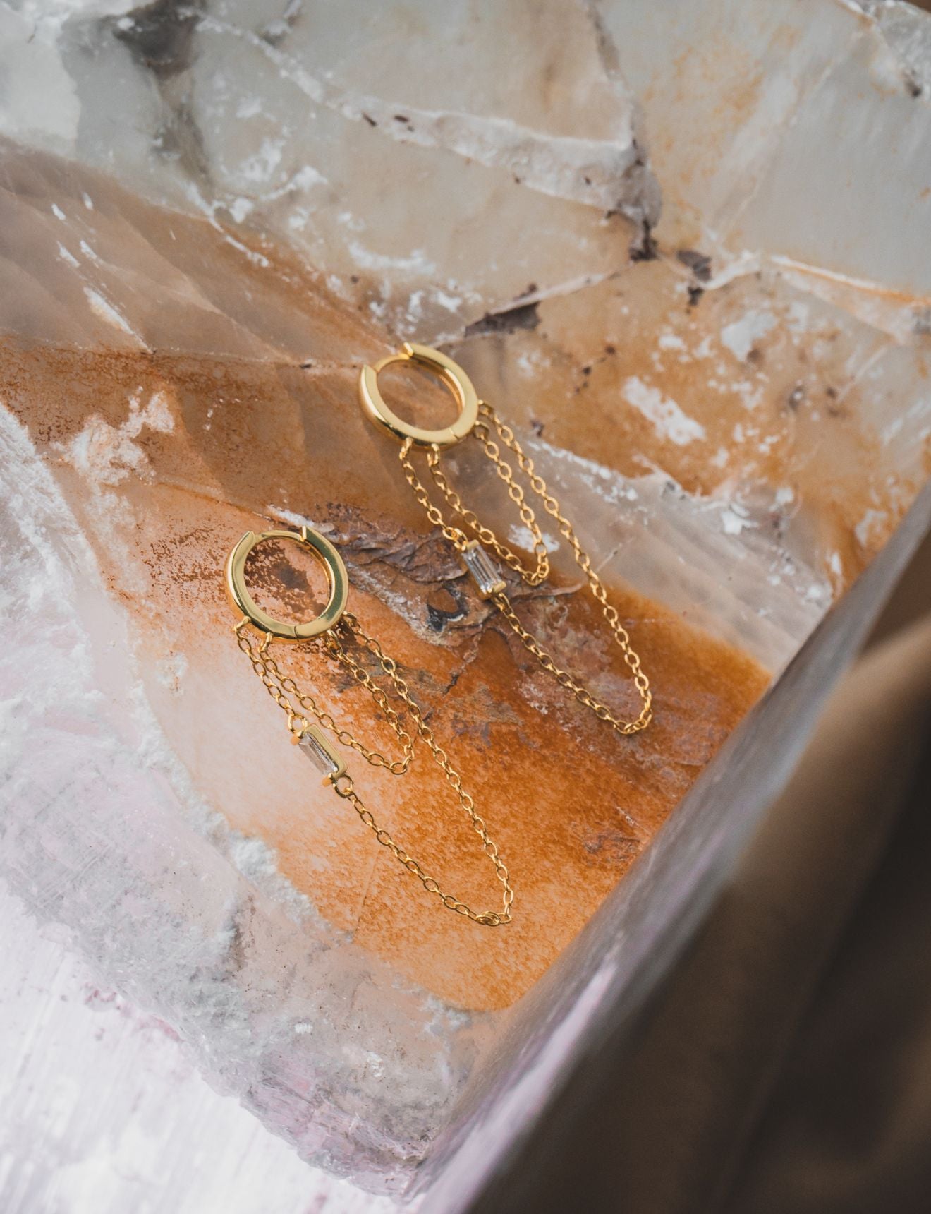 Dorothy Single Chain Huggie - Gold